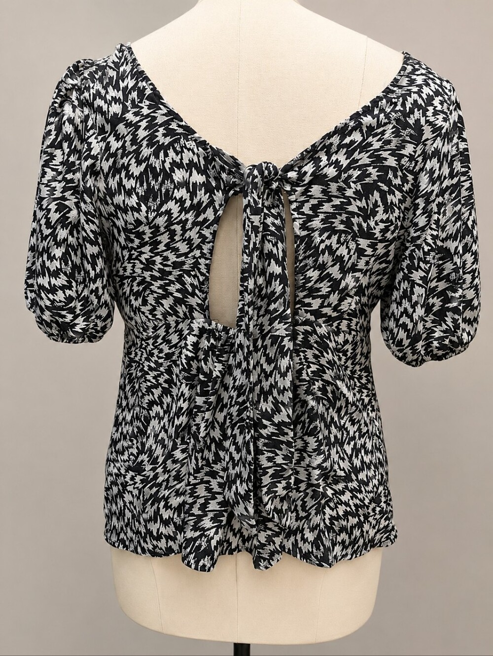 Torrid Low Back Tie Open Keyhole Back Puff Sleeve V Neck Animal Print Blouse - Picture 2 of 9